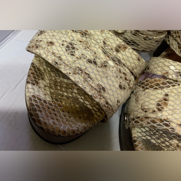 BCBG Wedge - Picture 7 of 7